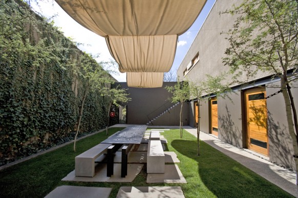 Gorgeous-Courtyard-design-defines-spaces