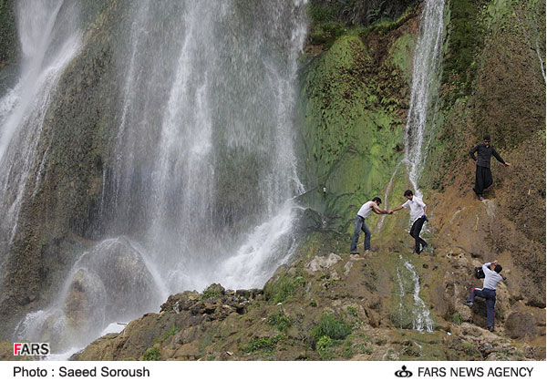 گردشگران در آبشار بيشه استان لرستان