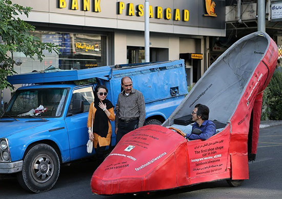 ,عکس: مردی سوار بر کفش زنانه در تهران کفش زنانه,کفش,علی واکسیما,جالب انگیز، جالب انگیزترین ها، مطالب جالب، عکسهای جالب، جالبترین ها، مطالب جالب و خواندنی
