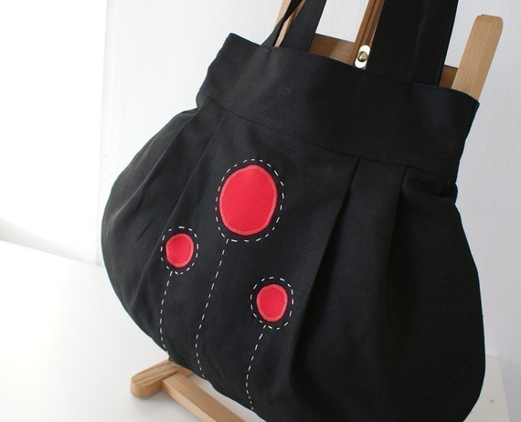 کیسه باقلا -- در سیاه و سفید با تکه دوزی قرمز