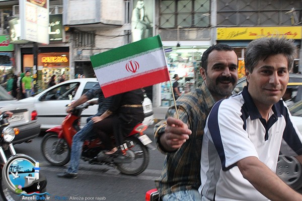 IMG 2487 600x400 گزارش تصویری از جشن صعود تیم ملی ایران به جام جهانی در بندر انزلی شماره 1