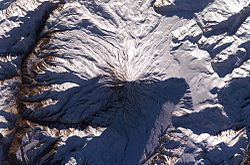 عکس هوایی از قلهٔ دماوند، گرفته شده در تاریخ ۱۵ ژانویه ۲۰۰۵. عکس از ناسا.