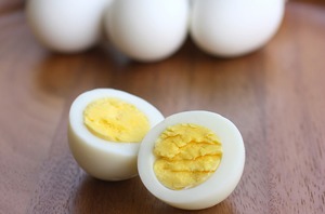 مقدار کالری تخم بلدرچین , تخم بلدرچین برای چه مزاجی خوبه , آیا کالری تخم بلدرچین از تخم مرغ بیشتر است؟ 