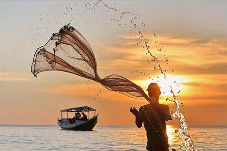 ماهیگیری در ساحل بیرا، اندونزی