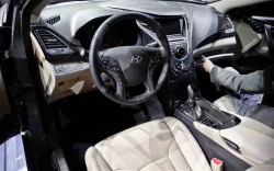 2012-Hyundai-Azera-cockpit-2-250x156.jpg