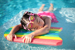 300px Girl with styrofoam swimming board تاریخچه و قوانین شنا