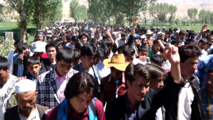 صدها تن در اعتراض به انتشار آمار جمعیت بامیان تظاهرات کردند