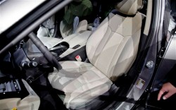 2012-Hyundai-Azera-front-seat-250x156.jp