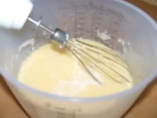 قبل از اینکه مایع خمیر غلیظ گردد بک پلور را اضافه میکنم که با تمام مواد مایع خمیر مکس گردد.