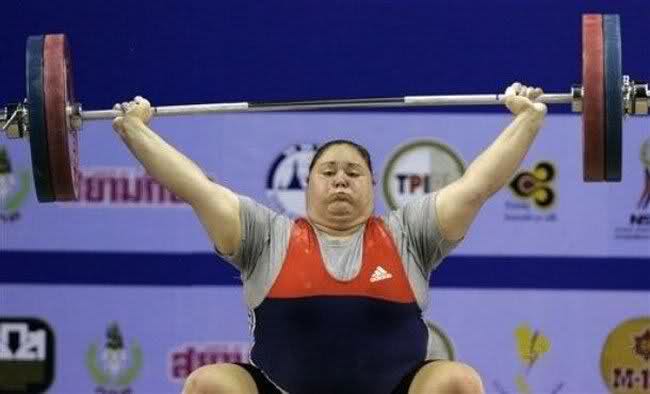 تصاویری از زنان وزنه بردار در المپيك چین 3 عکس