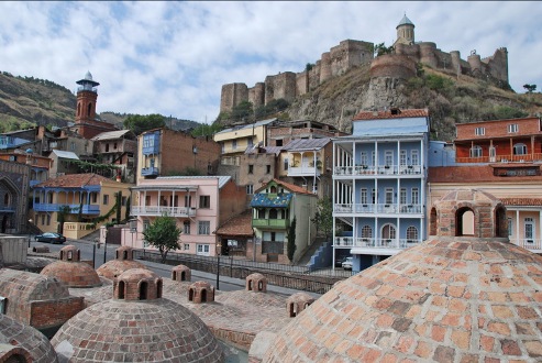 نمایی از قلعه و بافت تاریخی تفلیس