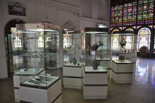 فضای تالار اصلی (بخش تاریخی و پیش از اسلام) موزه سنندج
