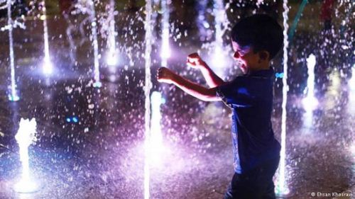 تصویر آب‌ بازی کودکان در پارک های جزیره کیش