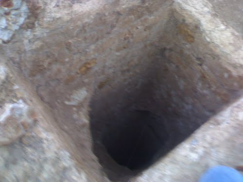 چاه سنگی با عمق شصت متر که به تازگی کشف شده است و در گذشته سر این چاه پوشیده بوده است