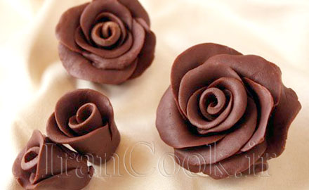 گل رز با خمیر شکلات خانم گل آور 