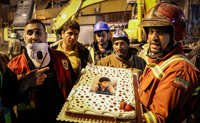 کیک تولد برای آتش‌نشانان پلاسکو