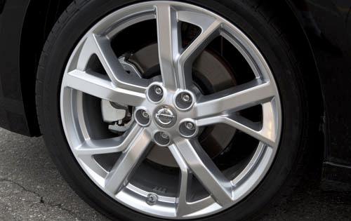 2012 Nissan Maxima SV Wheel Detail